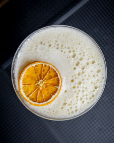 Cocktail au bar lounge — photographie réalisée par PHOTOPRODSTUDIO à Castres