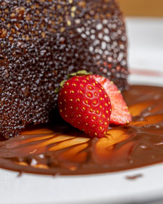 Fraises et tuile chocolat — photographie réalisée par PHOTOPRODSTUDIO à Castres