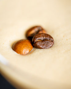 Grains de café, macro — photographie réalisée par PHOTOPRODSTUDIO à Castres