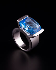 Bague pierre bleue facettée — photographie réalisée par PHOTOPRODSTUDIO à Castres