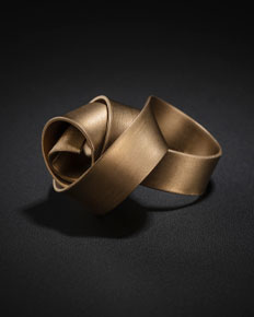 Bague sculpturale métal doré — photographie réalisée par PHOTOPRODSTUDIO à Castres