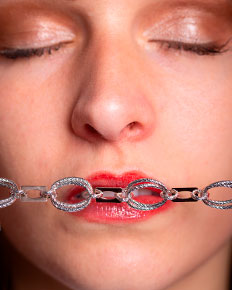 Collier argent, portrait — photographie réalisée par PHOTOPRODSTUDIO à Castres
