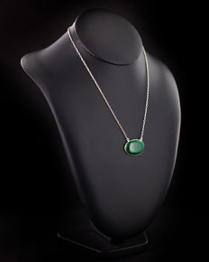 Pendentif pierre verte sur buste — photographie réalisée par PHOTOPRODSTUDIO à Castres