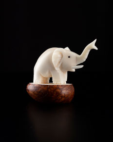Éléphant sculpté, socle bois — photographie réalisée par PHOTOPRODSTUDIO à Castres