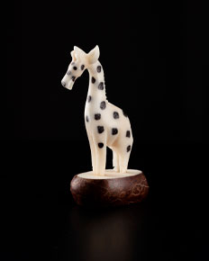 Girafe sculptée, socle bois — photographie réalisée par PHOTOPRODSTUDIO à Castres