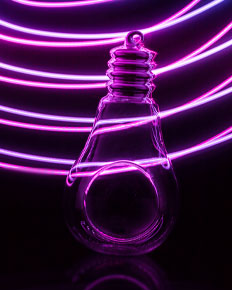 Flacon ampoule, néon rose — photographie réalisée par PHOTOPRODSTUDIO à Castres