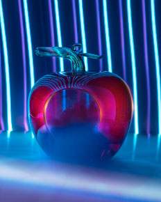 Flacon pomme, éclairage néon — photographie réalisée par PHOTOPRODSTUDIO à Castres