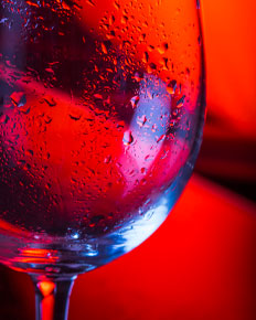 Verre et condensation, lumière rouge — photographie réalisée par PHOTOPRODSTUDIO à Castres