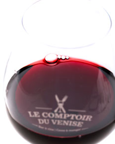 Verre de vin rouge, logo — photographie réalisée par PHOTOPRODSTUDIO à Castres
